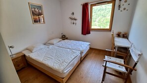 3 bedrooms, desk, iron/ironing board, free WiFi