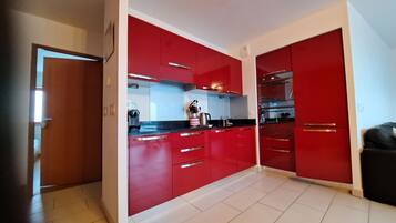 Een koelkast, een microgolfoven, een oven, een kookplaat