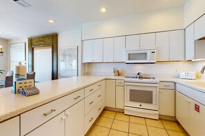 Køleskab, mikrobølgeovn, ovn, kogeplade