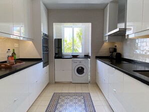 Fridge, microwave, oven, dishwasher - Villa Refugio 2 by Casasol (Nerja)