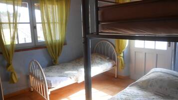 3 habitaciones, tabla de planchar con plancha y cuna de viaje