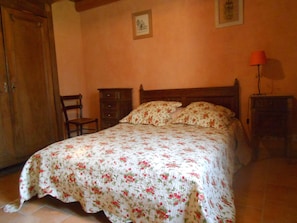 3 chambres, fer et planche à repasser, lit de bébé portatif