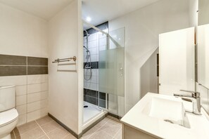 Regadera, toallas, papel de baño