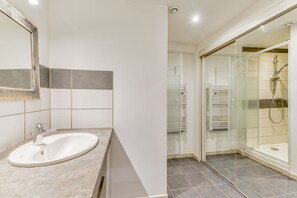 Dusche, Handtücher, Toilettenpapier