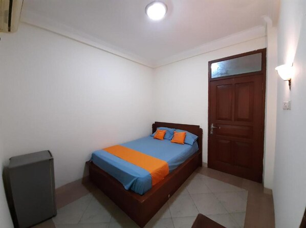 Standard Double Room | Meja, Wi-fi percuma, cadar katil 