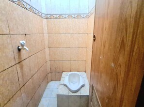 Pancuran mandi, tuala disediakan 