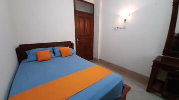 Desk, free WiFi, bed sheets