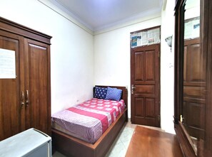 Standard Double Room | Meja, Wi-fi percuma, cadar katil 