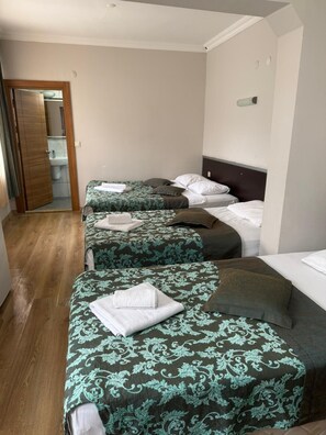 Familieværelse til 3 personer - udsigt til pool | Premium-sengetøj, skrivebord