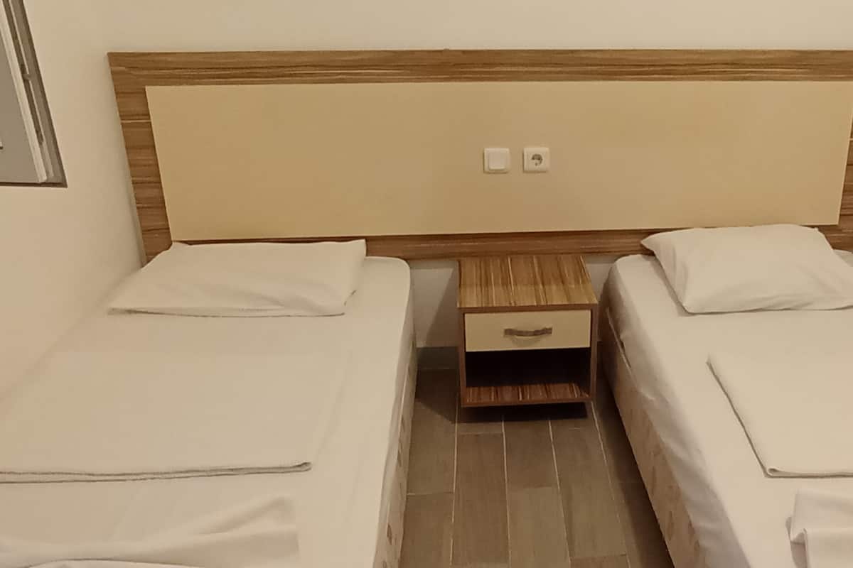 Standardzimmer | Hochwertige Bettwaren, Schreibtisch