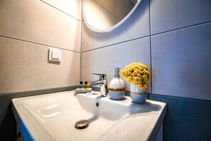 Doccia, soffione a pioggia, set di cortesia gratuito, asciugacapelli