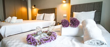 Deluxe-Dreibettzimmer | Minibar, BĂŒgeleisen/BĂŒgelbrett, kostenloses WLAN, BettwĂ€sche