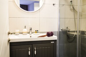 Standard Room | Bathroom | Shower, rainfall showerhead, free toiletries, hair dryer - İrinikos Otel (Bozcaada)