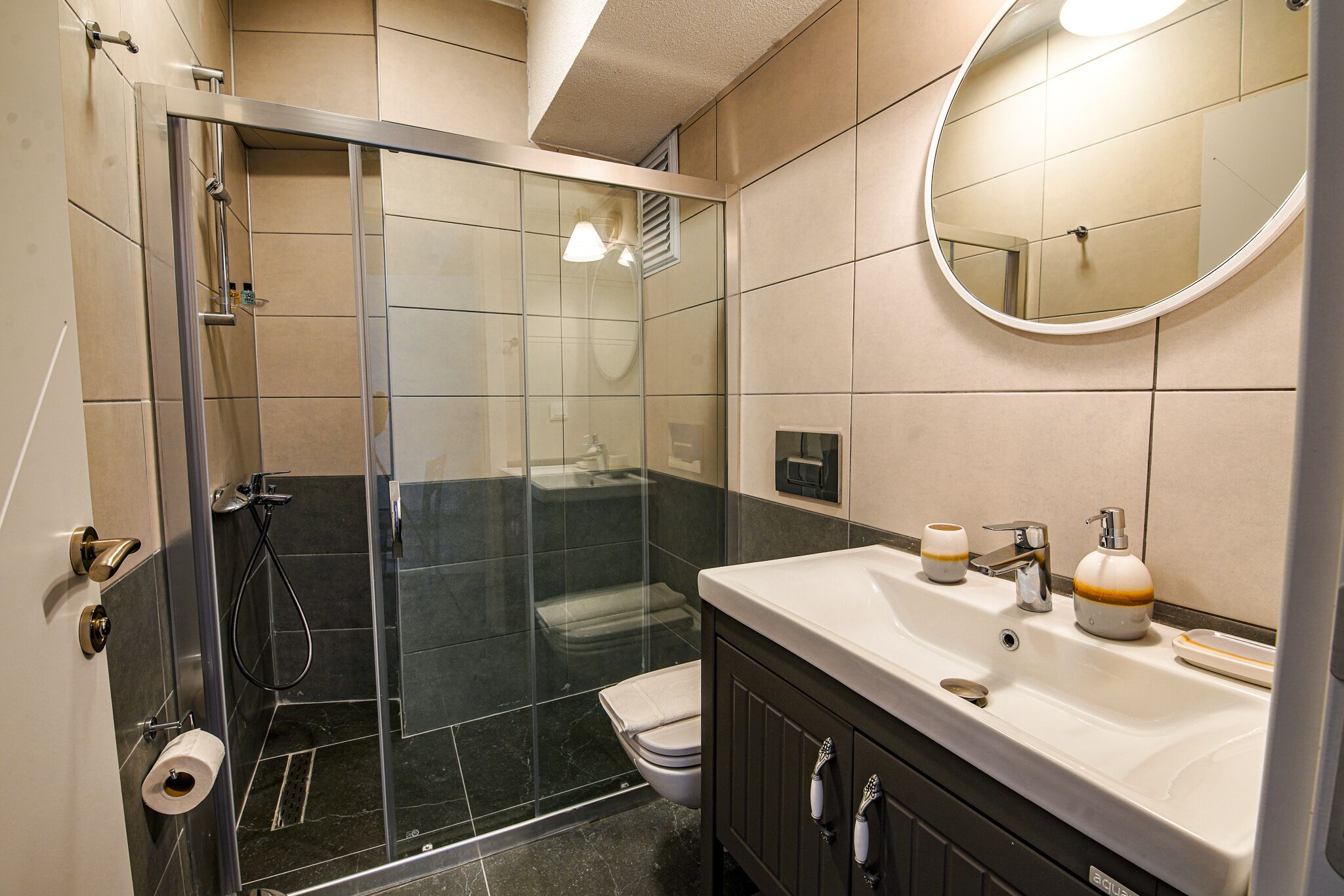 Deluxe Room | Bathroom | Shower, rainfall showerhead, free toiletries, hair dryer