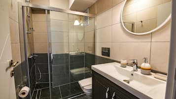 Deluxe Room | Bathroom