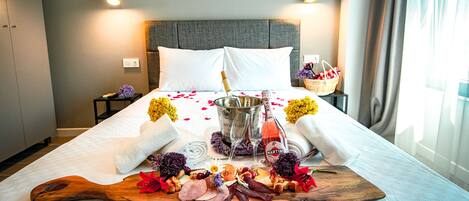 Minibar, tabla de planchar con plancha, wifi gratis y ropa de cama