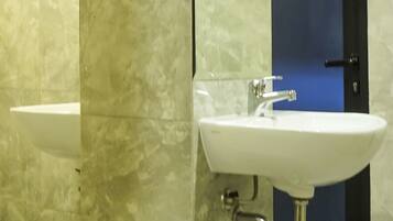 Quarto solteiro standard | Banheiro | Chuveiro, toalhas de banho