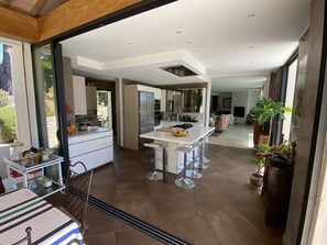 Fridge, microwave, oven, stovetop - Spacieuse Villa Rénovée Plein sud Sans vis a vis (Valbonne)