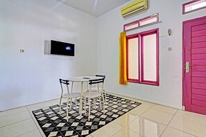 Standard Double Room | Desk, free WiFi, bed sheets - OYO 91329 Guest House Le-banon Syariah (Pameungpeuk)