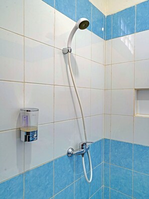 Quarto casal standard | Banheiro | Chuveiro, toalhas de banho