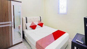 A bedroom with a bed, a wardrobe, a window, and an air conditioning unit. - OYO 91314 Zein House (Batam)