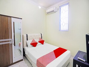 Deluxe Double Room | Desk, free WiFi, bed sheets - OYO 91314 Zein House (Batam)
