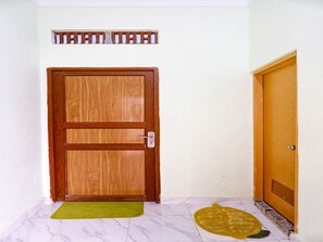 Deluxe Double Room | Room amenity - OYO 91314 Zein House (Batam)