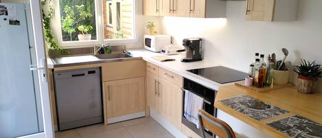 Frigorífico, microondas, horno y placa de cocina