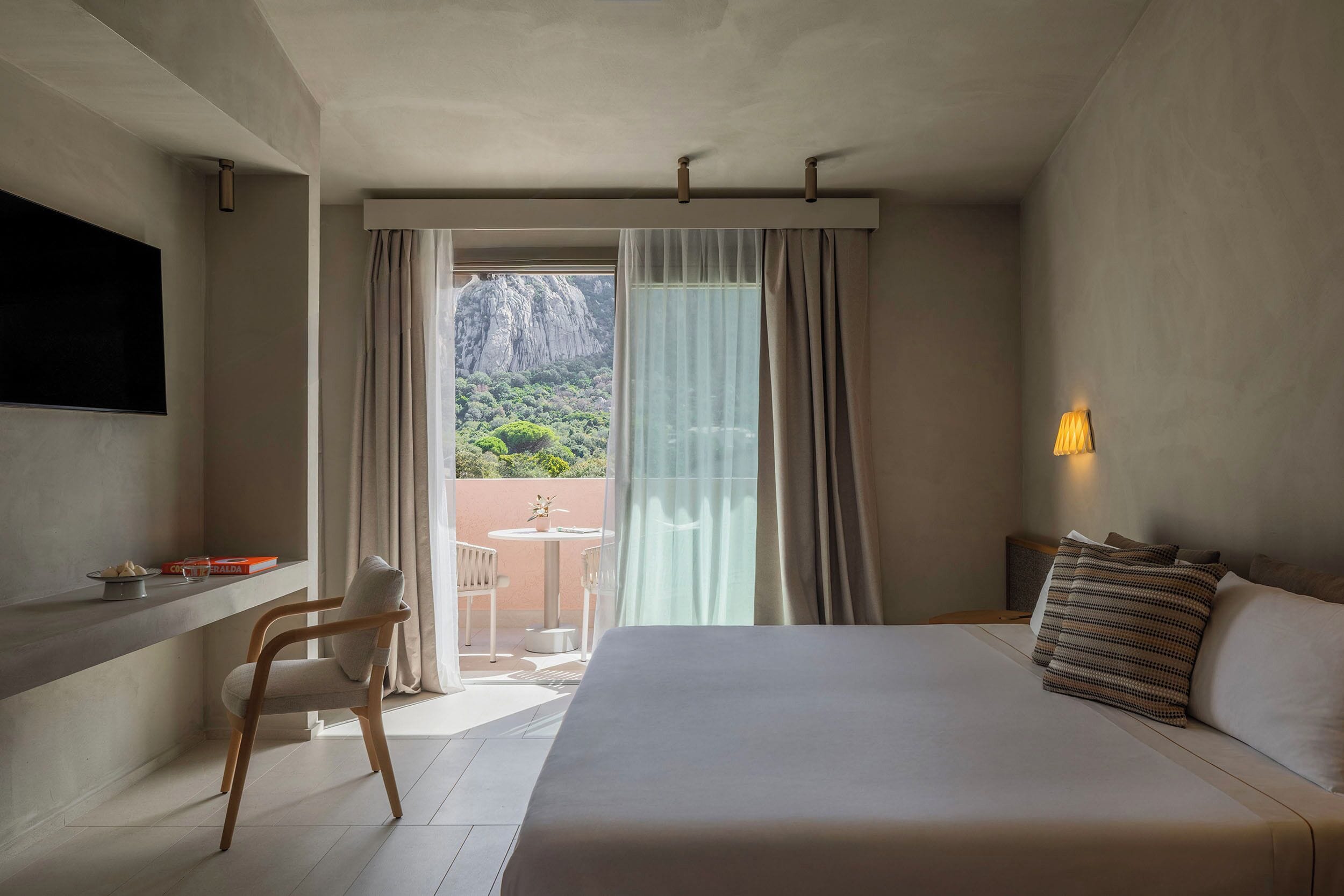 Kamar Deluks | Seprai premium, bantalan ekstra lembut, minibar, dan brankas