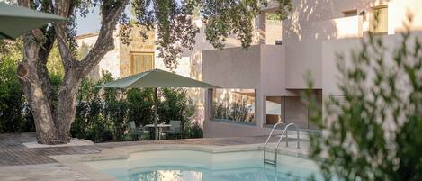 Piscina a l'aire lliure de temporada (horari: 09:00-19:00) i gandules