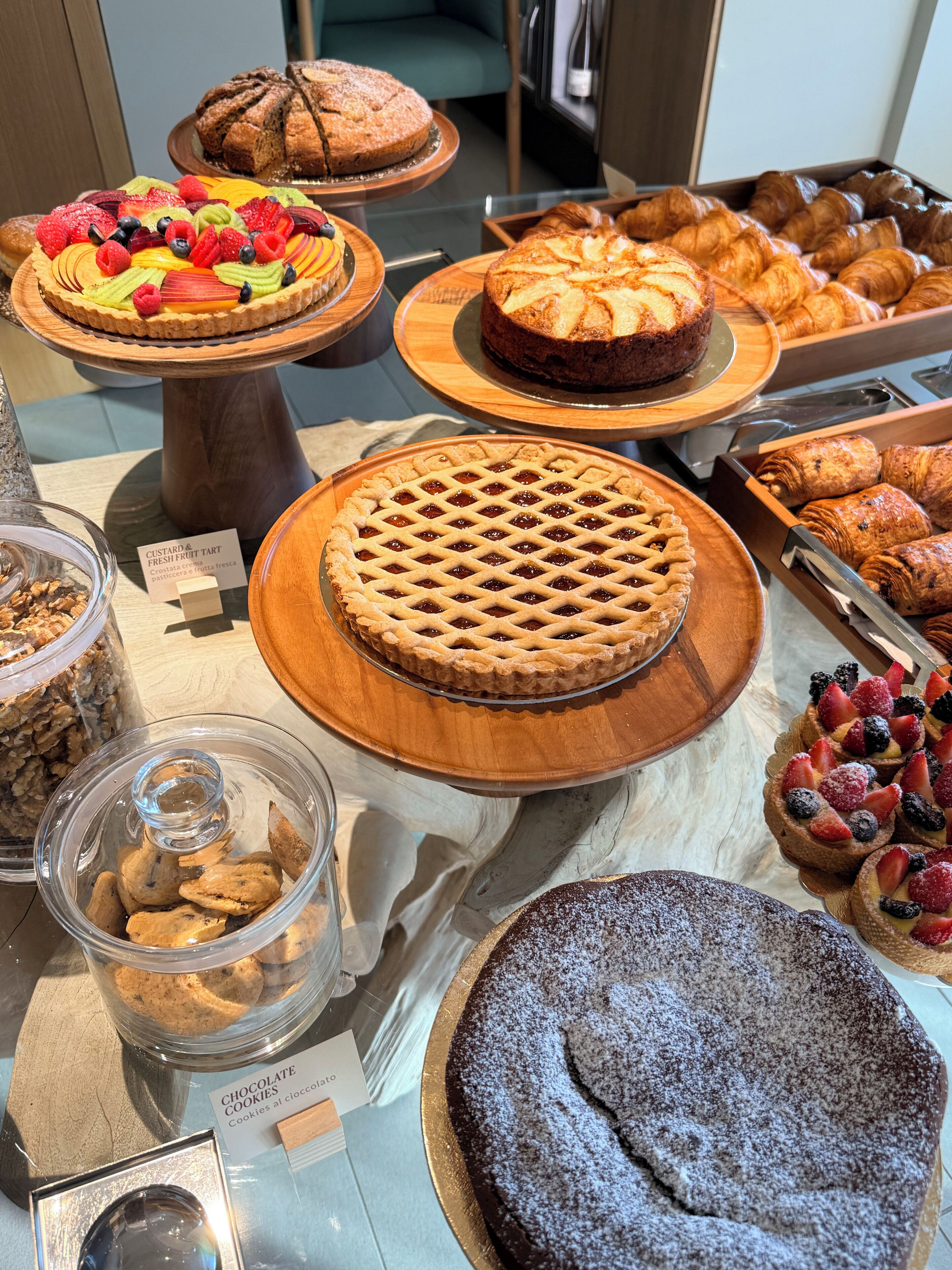 Ett stort urval av desserter fanns att se, bland annat en paj med ett vackert rutmönster av deg, en chokladtårta och ett sortiment av bakverk.