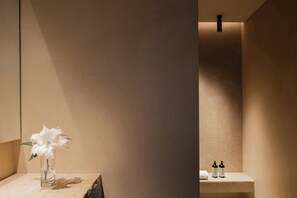 Suite Studio Panoramique | Salle de bain | Articles de toilette gratuits, sèche-cheveux, peignoirs, bidet