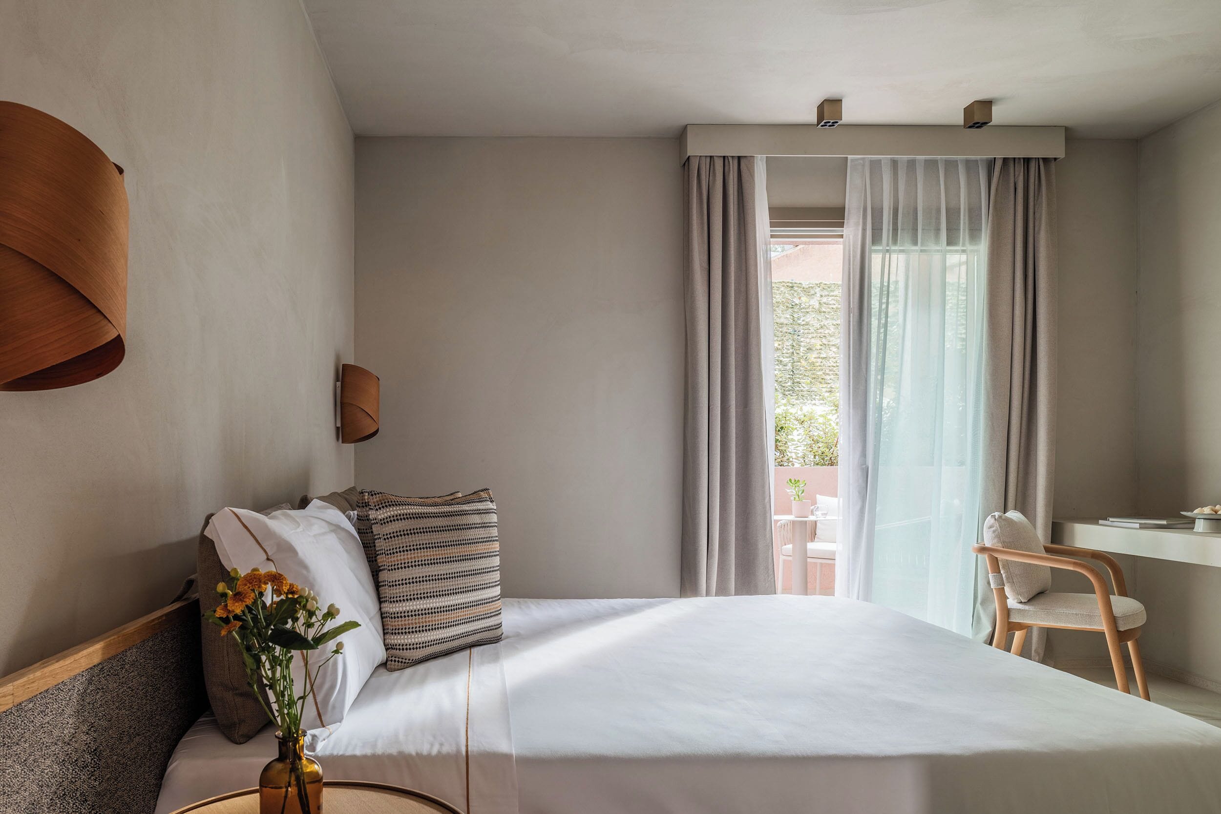 Kamar Comfort | Seprai premium, bantalan ekstra lembut, minibar, dan brankas