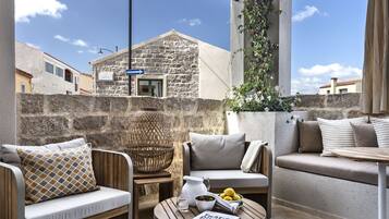 Apartment | Wohnbereich | 30-Zoll-Smart-TV mit Digitalempfang, Fernseher