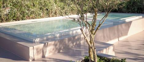 Außenpool (je nach Saison geöffnet), Sonnenschirme, Liegestühle