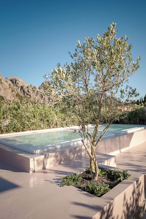 Piscina externa sazonal, funciona das 8h às 19h, guarda-sóis