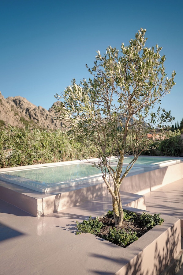 Piscina externa sazonal, funciona das 8h às 19h, guarda-sóis