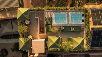 Außenpool (je nach Saison geöffnet), Sonnenschirme, Liegestühle