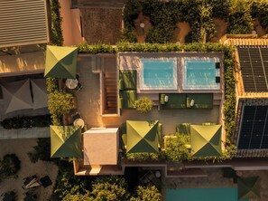 Sæsonbestemt udendørs pool, åben fra kl. 08.00 til kl. 19.00, parasoller