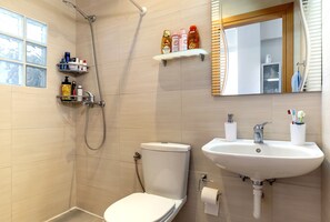 Dusche, Haartrockner, Handtücher, Seife