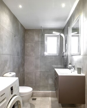 Doccia, asciugacapelli, asciugamani, sapone