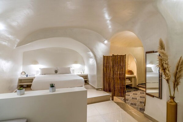 Executive Suite, Hot Tub | 1 bedroom, in-room safe, soundproofing, free WiFi