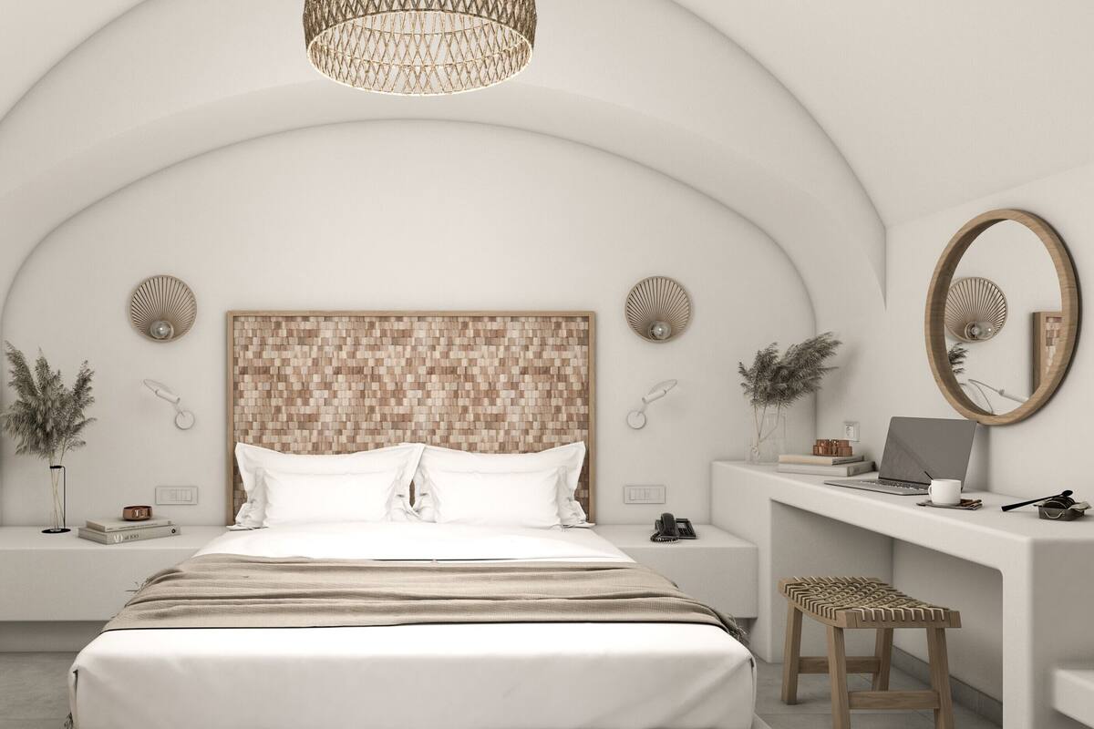 Un dormitorio moderno con una cama grande, un escritorio y una silla.
