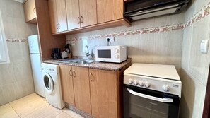 Refrigerador, microondas, horno, cafetera/tetera