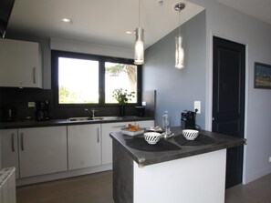 Fridge, microwave, oven, dishwasher - Detached house near sea in Barneville-Carteret (Barneville-Carteret)