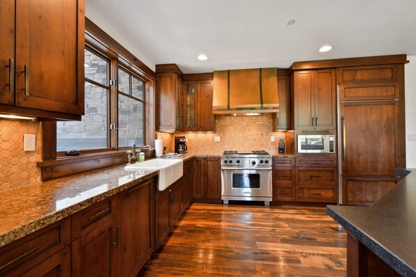 冰箱、微波炉、烤箱、炉灶