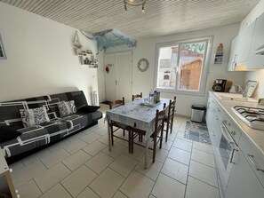 Fridge, microwave, oven, stovetop - Comfortable Beachside Cottage with Terrace, Close to Golf and Nautical Center (Saint-Jean-de-Monts)
