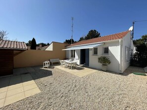 Outdoor dining - Comfortable Beachside Cottage with Terrace, Close to Golf and Nautical Center (Saint-Jean-de-Monts)