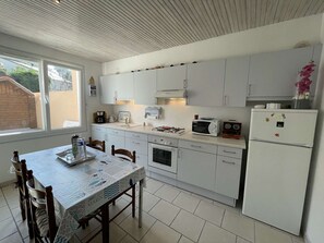 Réfrigérateur, micro-ondes, four, plaque de cuisson