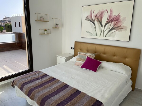 3 bedrooms, desk, iron/ironing board, free WiFi